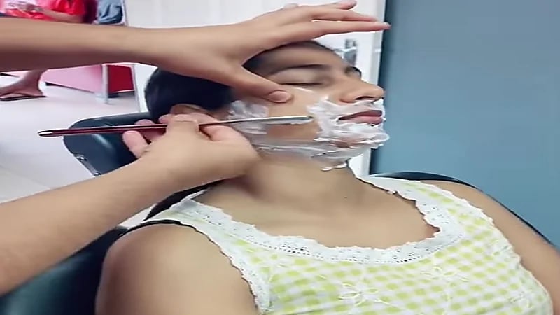 بالفيديو .. محل يحلق ذقون السيدات مثل الرجال
