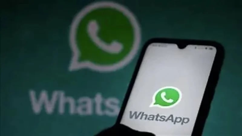 أطباء يجرون عملية ولادة متعثرة بإستخدام الواتساب