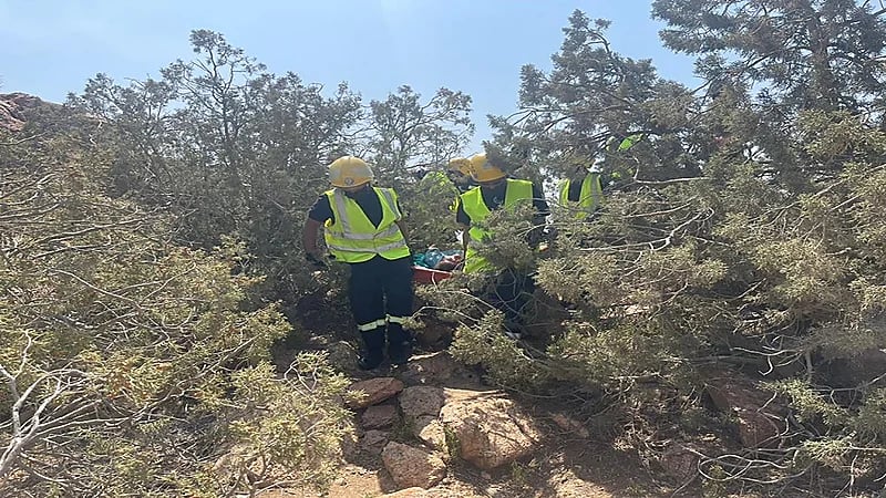 صورة.. إنقاذ شخص سقط من أحد المرتفعات الجبلية بالهدا