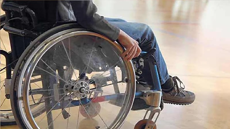 بالفيديو .. شاب يتخطى الإعاقة ويبتكر جهاز لتسهيل تحركاته