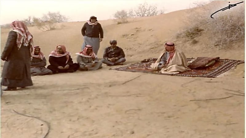 صورة نادرة للملك خالد أثناء القنص مع رجاله