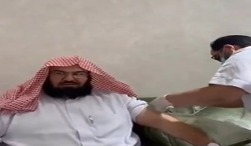 شاهد.. السديس يتلقى الجرعة التنشيطية الثالثة من لقاح كورونا