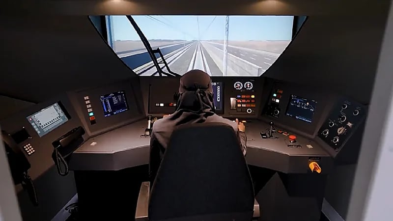 بالفيديو.. فتيات سعوديات يقدن قطار الحرمين السريع لأول مرة