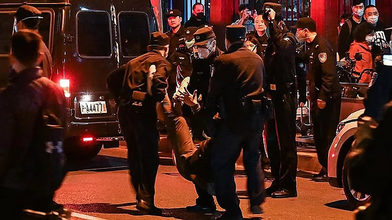 بالفيديو.. الشرطة الصينية تعتدي على صحفي من "بي بي سي" أثناء تغطيته احتجاجًا