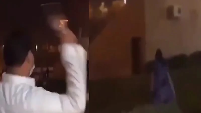 شاهد.. شبان يلقون القوارير على فتاة ترتدي عباءة ملونة