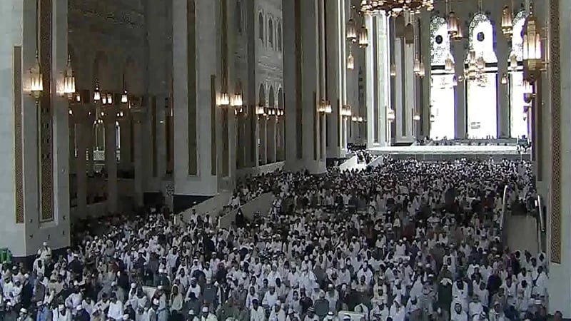 خطيب المسجد الحرام: تجنبوا التبذير والإسراف في رحلاتكم السياحية (فيديو)