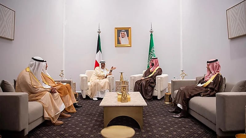 ولي العهد يلتقي ولي عهد الكويت (فيديو)