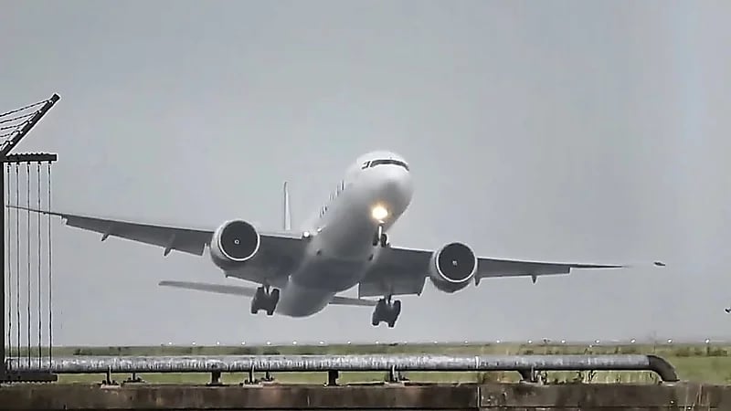 هبوط مثير لطائرة كويتية في مطار أمستردام وسط أجواء عاصفة.. فيديو