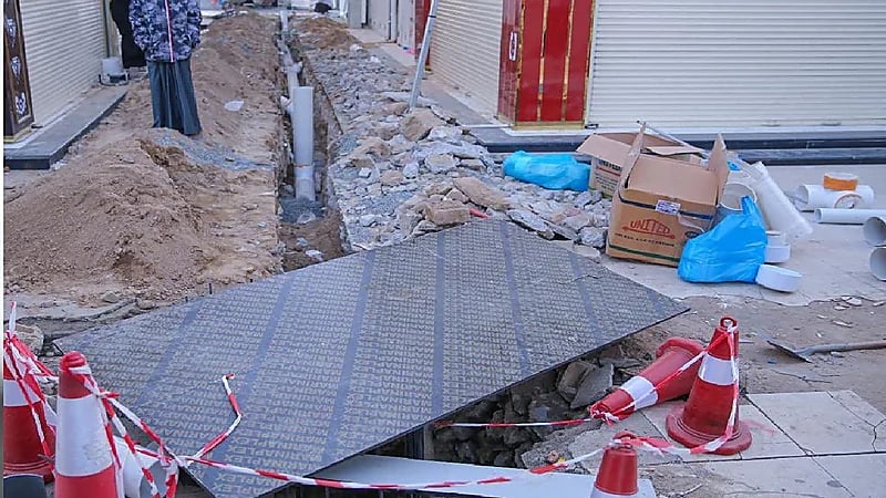 إغلاق سوق تجاري شرق الطائف لوجود حفريات داخل ممراته