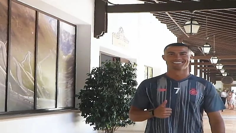 كريستيانو رونالدو يصل إلى معسكر النصر: السلام عليكم..فيديو