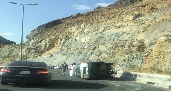 انقلاب مركبة داخلها أسرة بجبل " الهدا – الكر "