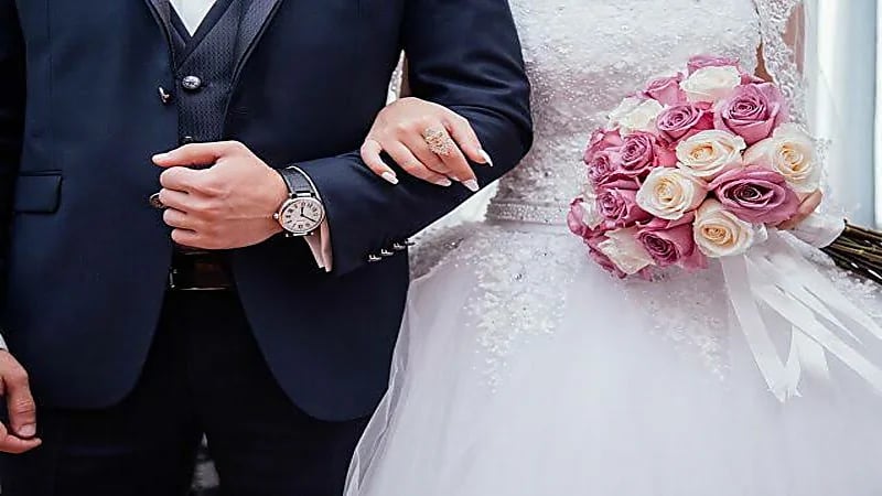 امرأة تحاول منع جدة ابنها من حضور حفل زفافه بطريقة شيطانية 