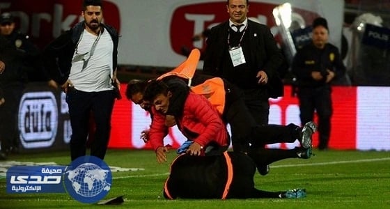 بالفيديو.. تهور سائق كاد يتسبب في إنقلاب سيارته