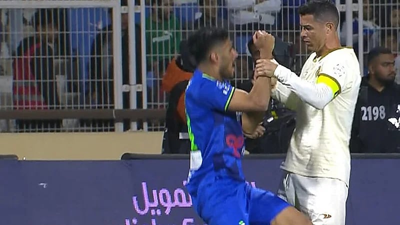 شاهد.. اشتباك بين كريستيانو رونالدو ولاعب الفتح