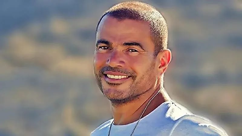 عمرو دياب يتفاعل مع فيديو لطفلة كفيفة تعزف إحدى أغنياته