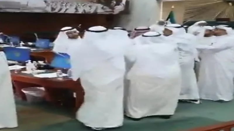 شاهد.. مشاجرة بين أعضاء المجلس البلدي في الكويت