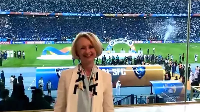 بالفيديو... ‏القائمة بأعمال بعثة السفارة الأمريكية بالرياض تهنيء الهلال من المدرجات