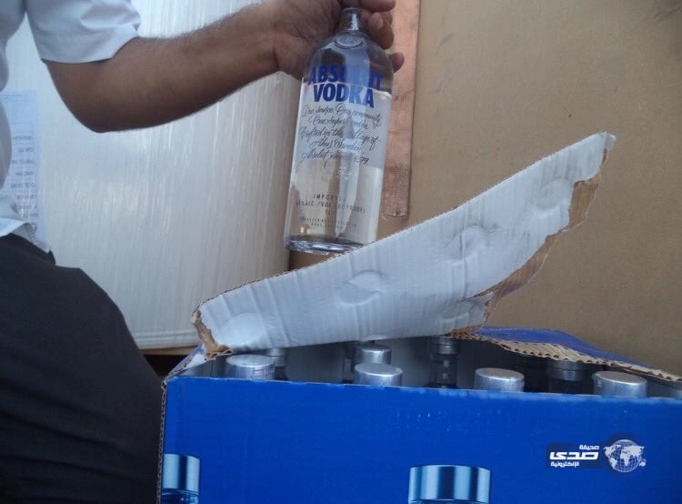 بالصور.. إحباط تهريب أكثر من 6 آلاف زجاجة خمر ضمن إرسالية " مناديل"