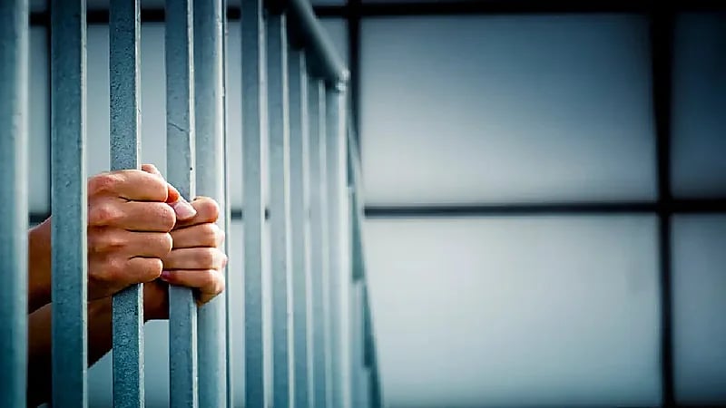 سجن أب اغتصب ابنته 30 مرة