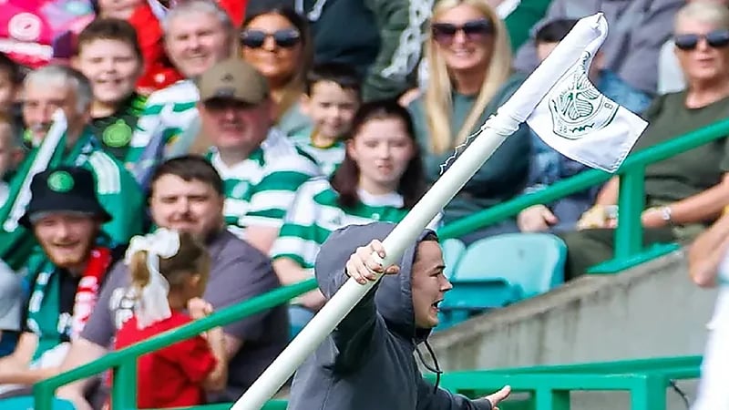 مشجع يقتحم ملعب ويسرق راية ركنية بمواجهة مانشستر وسيلتك .. صور