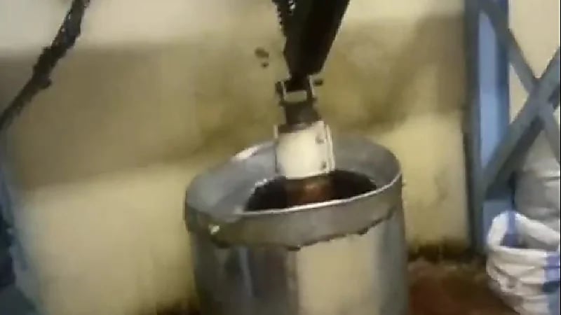 بالفيديو.. ضبط معمل لإنتاج زيت السمسم بأدوات بدائية داخل شقة سكنية وسط الرياض