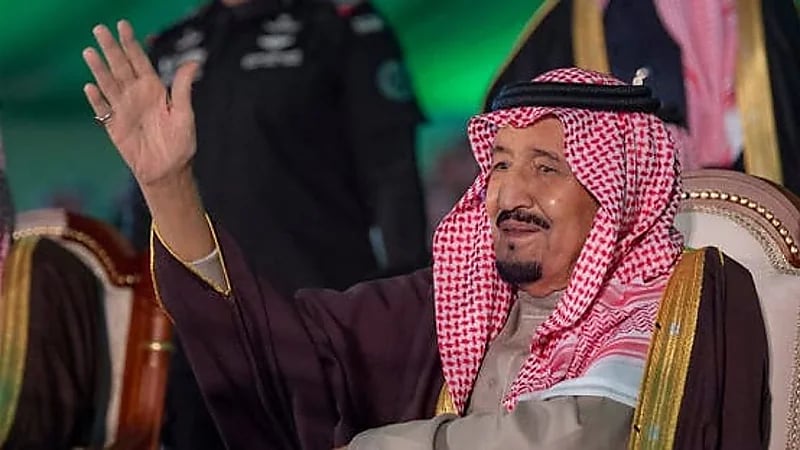 رئيس فرقة الدرعية يكشف كيف عدل الملك سلمان قصيدة العرضة بنفسه .. فيديو