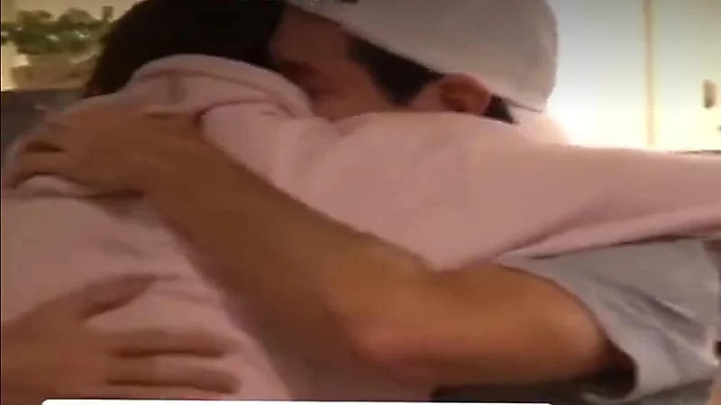 رد فعل مؤثر لأب أخبره ابنه أنه سدد ديونه.. فيديو