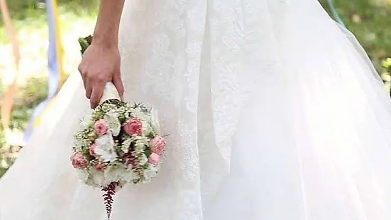 عروس تمنع شقيقة زوجها من حضور الزفاف بسبب الفستان