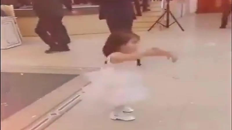 وصلة رقص لطفلة على أنغام عبد الحليم حافظ تخطف الأنظار.. فيديو