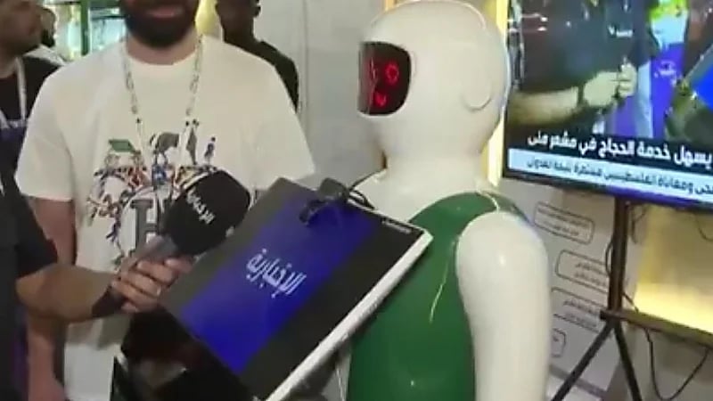 الروبوت أسترو يستعرض خدماته خلال موسم الحج.. فيديو