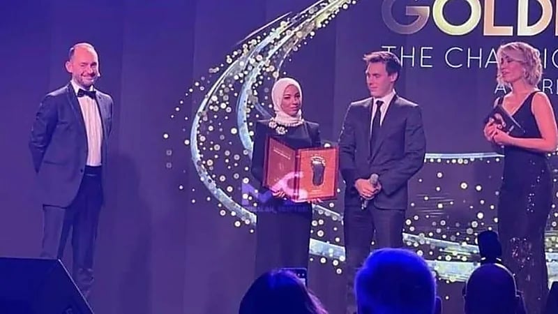 لماذا تسلمت زوجة محمد صلاح الجائزة رغم حضوره ؟