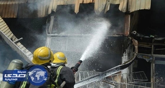 بالصور.. " مدني جدة " يُخمد حريق بمنطقة صناعية