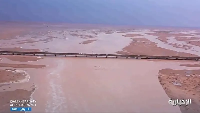 بالفيديو.. وادي الرمة تفيض منابعه من داخل القصيم لأول مرة منذ 14 عامًا