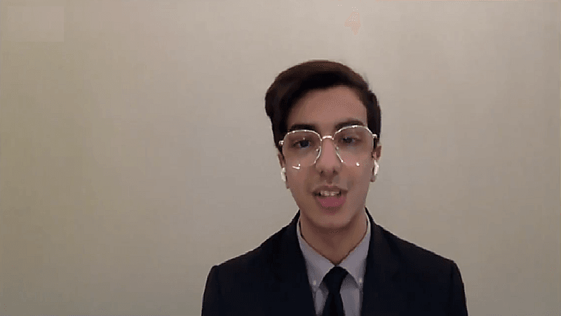 شاهد.. قصة مواطن عمل في تنظيف غرف الفنادق حتى وصل إلى مساعد مدير 