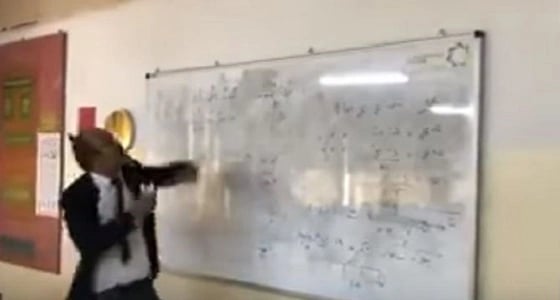 طريقة مضحكة وفكاهية لمدرس أردني خلال شرح الدروس.. وهذا رد فعل الطلاب!