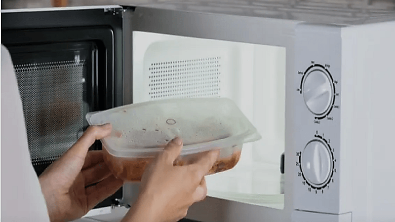 مختص يحذر من استخدام البلاستيك في المايكرويف "فيديو"