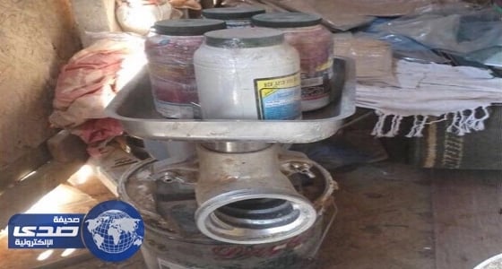 التجارة تضبط عمالة تخلط نشارة الخشب لإنتاج المعسل