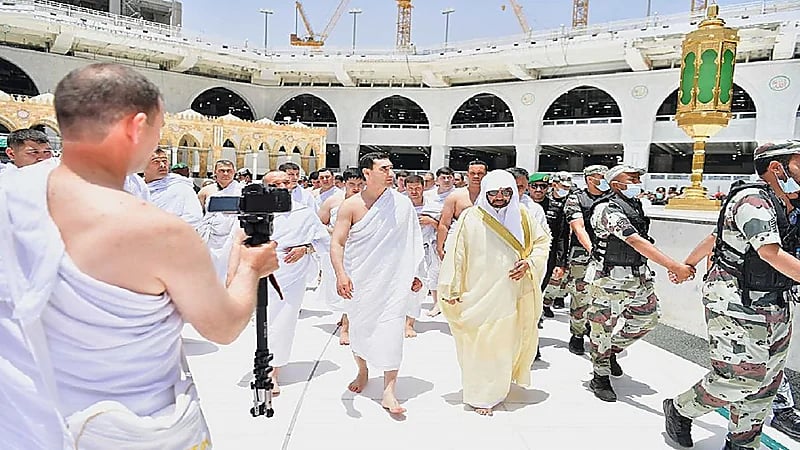 بالصور.. الرئيس التركمانستاني يؤدي مناسك العمرة