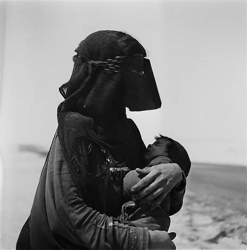 صورة قديمة ومعبرة للأمومة في المنطقة الشرقية قبل 67 عام