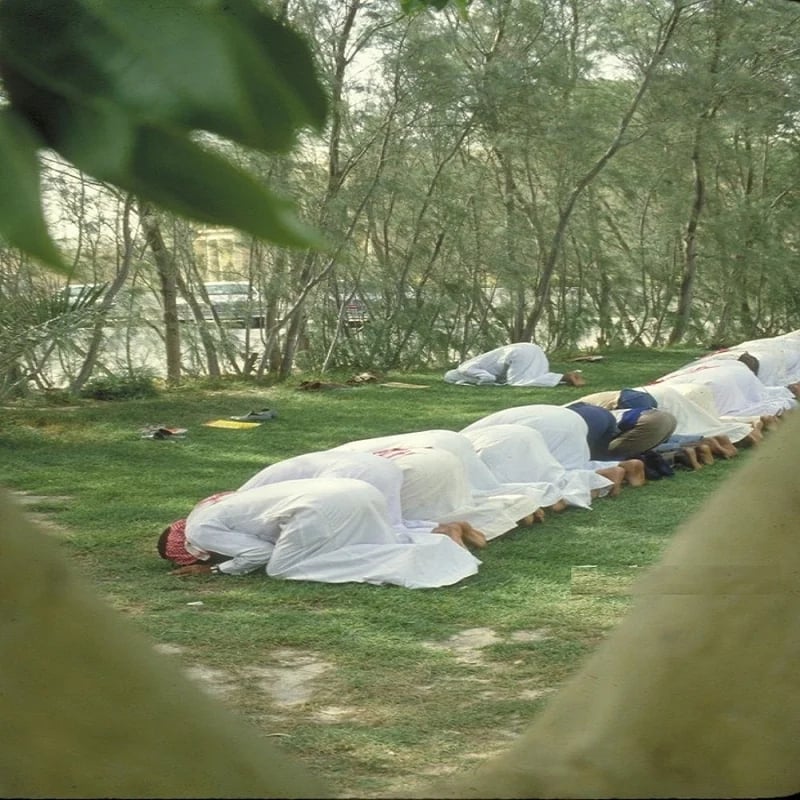 مجموعة من الطلاب يؤدون الصلاة قبل 43 عام بالشرقية