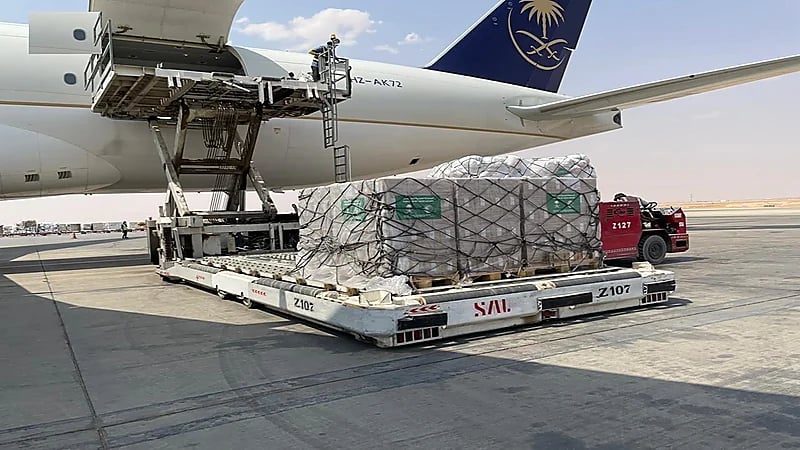 بالصور.. مغادرة أولى طلائع الجسر الجوي الإغاثي إلى الجزائر لتخفيف آثار الحرائق