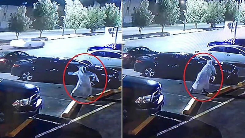 شاهد.. شخص ملثم يرشق مقهى في ينبع بالحجارة ويلوذ بالفرار 