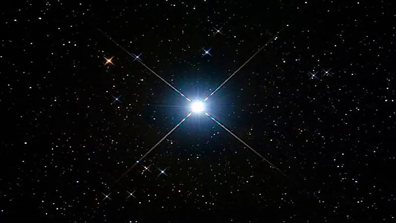 فلكية جدة: وميض أخضر وأحمر يزيّن السماء اليوم