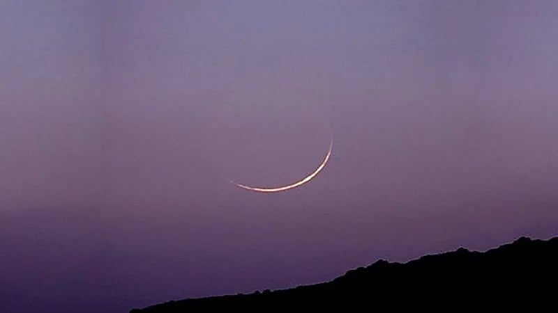 فلكية جدة: هلال جمادى الأولى يزيّن السماء الليلة