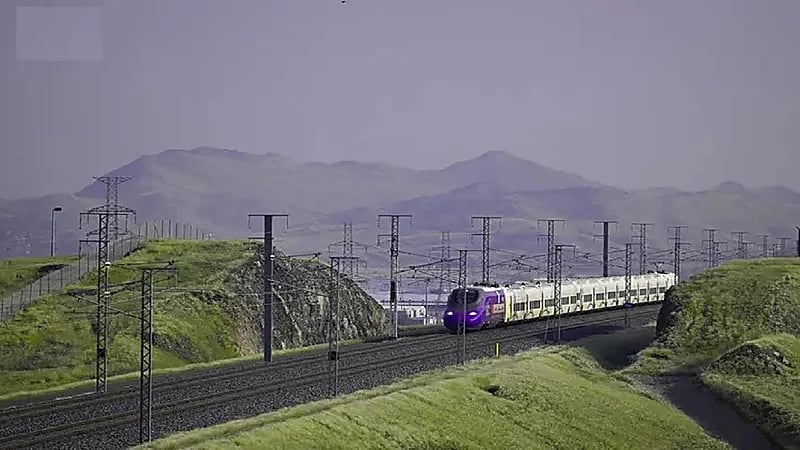 مشاهد خلابة لمساحات خضراء على طريق قطار الحرمين السريع .. صور