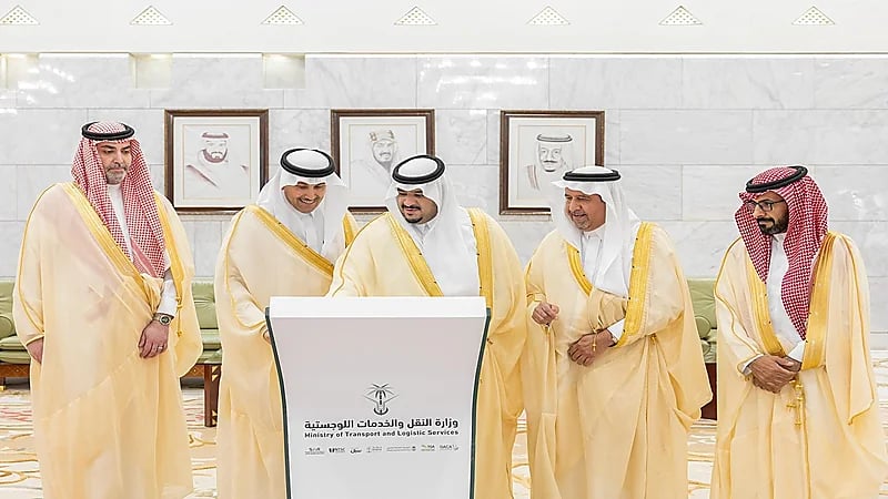 نائب أمير الرياض يُدشّن 6 مشاريع للطرق بتكلفة 380 مليون ريال