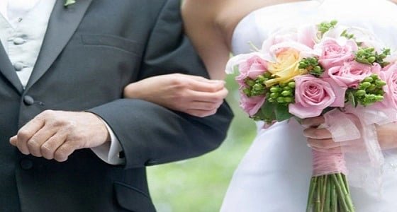 بالفيديو.. فزع عريس ليلة الزفاف جعله يتعرض لموقف محرج