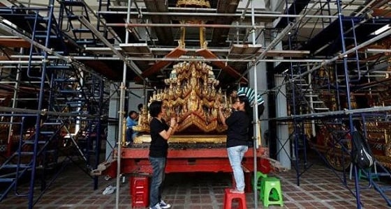 بالصور: اعتقاد.. هذه العربة ستذهب بملك تايلاند الراحل للجنة