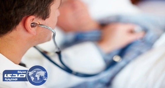 بالفيديو.. لم يستطع انتظار الطبيب فتهجم على والدته!