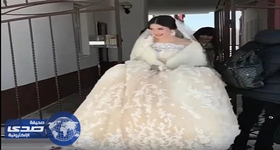 بالفيديو.. عروس جمالها زائد عن الحد تتسبب في موقف محرج لمصور الحفل